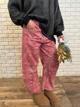 Load image into Gallery viewer, Fading Bandana Pants