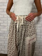 Load image into Gallery viewer, Draw the Line Joggers