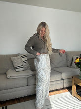 Load image into Gallery viewer, Steller Threads Wide Leg Pants
