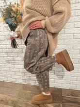 Load image into Gallery viewer, Fading Bandana Pants
