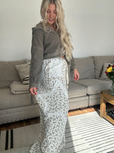 Load image into Gallery viewer, Steller Threads Wide Leg Pants
